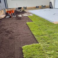 Installation de rouleaux de gazon naturel