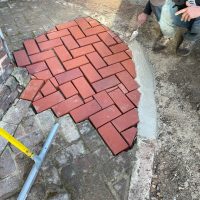 Réparation d'un pavage en briques
